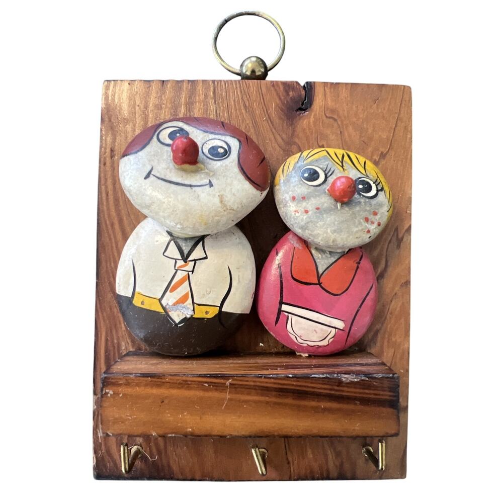 Vtg Kitschy Painted Rock People Wooden Key Sign Holder Hanger Wall Rack Gag Gift